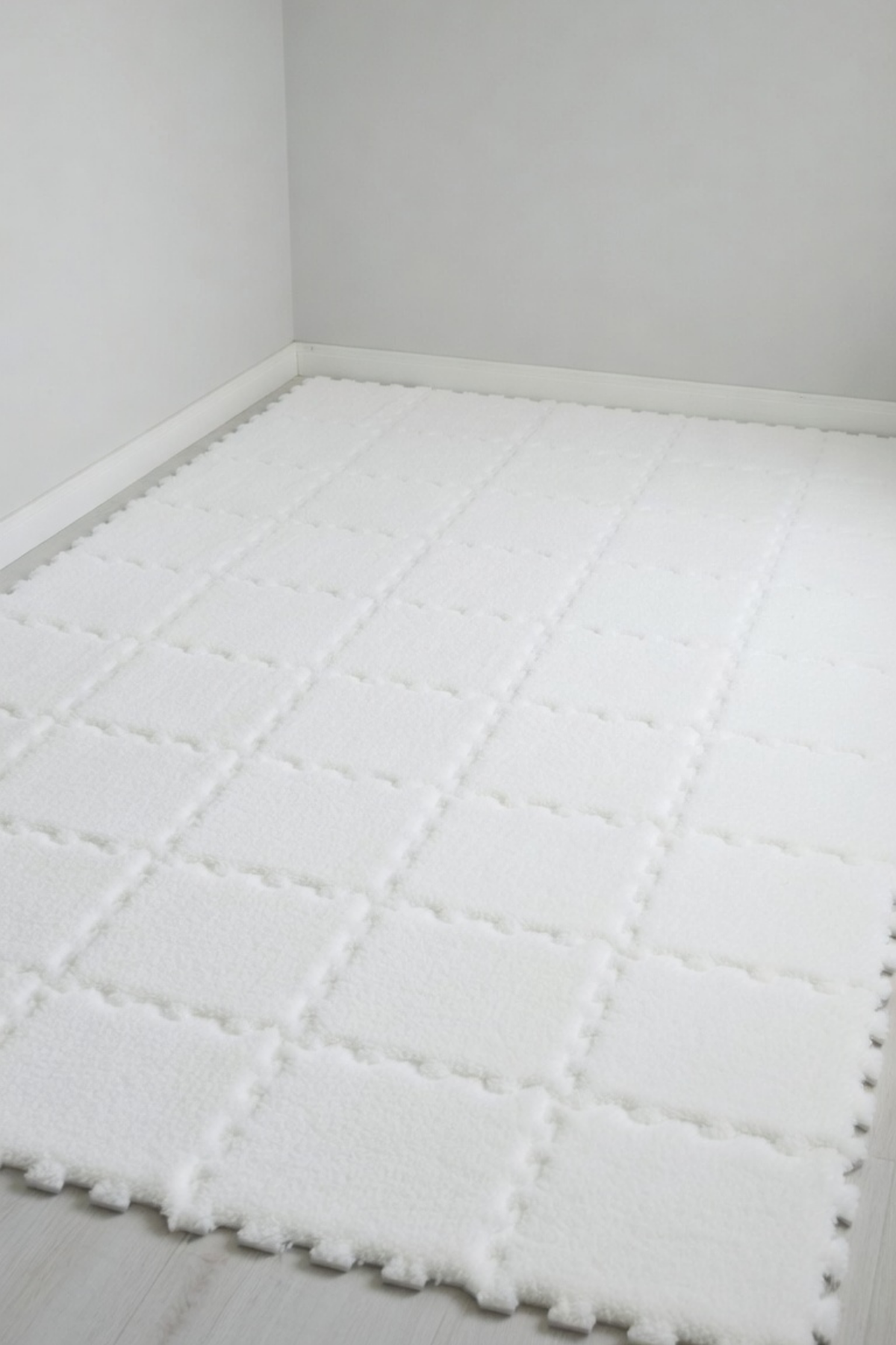 Yapboz Halı Beyaz Peluş 12-16mm Isı ve Ses Yalıtımlı 31x31 – Yumuşak Ortopedik Zemin Halısı